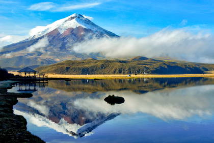 Wulkan Cotopaxi odbity w jeziorze.