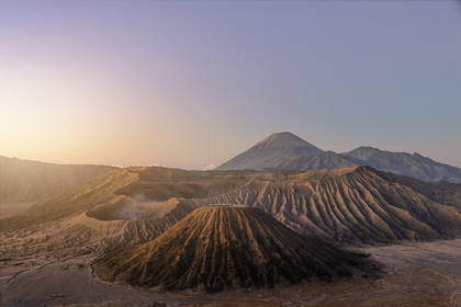 Krajobraz wulkaniczny z widokiem na wulkan Bromo w Indonezji.