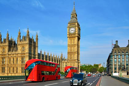 Big Ben i czerwone autobusy w Londynie.