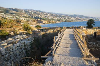 Widok na Byblos z drewnianego mostu nad stanowiskiem archeologicznym.