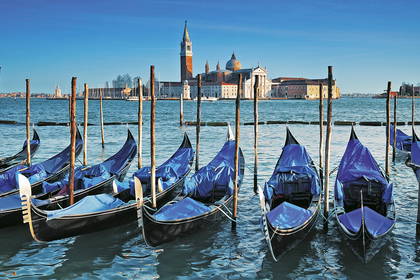 Gondole w Wenecji z widokiem na wyspę San Giorgio Maggiore.
