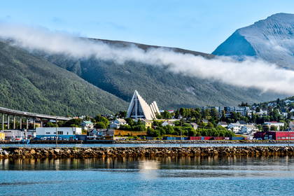 Krajobraz Tromsø w Norwegii z Katedrą Arktyczną.