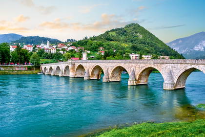 Kamienny Most Mehmeda Paszy Sokolovića w Višegradzie nad rzeką Drina.