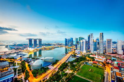 Panorama Singapuru o zmierzchu.