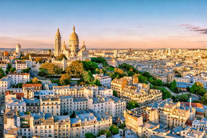 Panorama Paryża z bazyliką Sacré-Cœur na wzgórzu Montmartre.