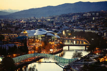 Panorama Tbilisi z Mostem Pokoju i Pałacem Sprawiedliwości w tle.