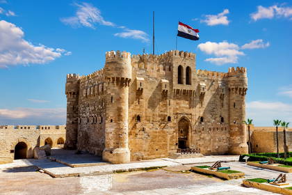 Cytadela Qaitbay w Aleksandrii na tle błękitnego nieba.