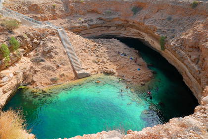Bimmah Sinkhole, widok z góry. W turkusowej wodzie widać schody.