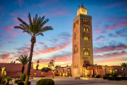 Minaret meczetu Kutubijja w Marrakeszu o zmierzchu.