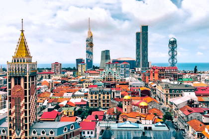 Panorama Batumi w Gruzji z wieżą zegarową i nowoczesną architekturą w tle.