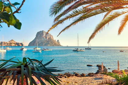 Widok na Es Vedrę z plaży na Ibizie.