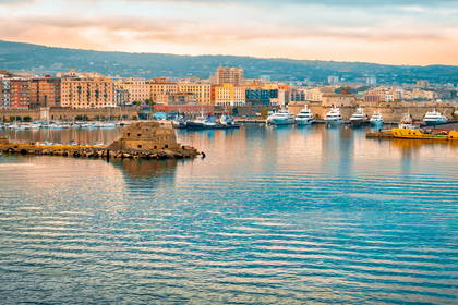 Panorama miasta Trapani z portem i morzem w tle.