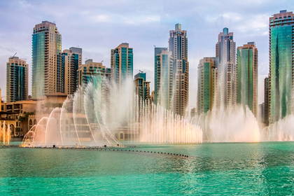 Dubajska fontanna na tle drapaczy chmur.