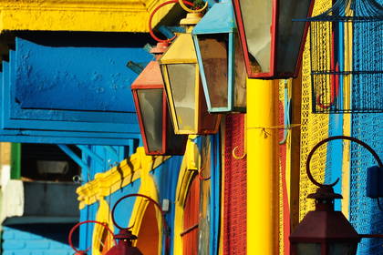 Kolorowe latarnie w dzielnicy La Boca w Buenos Aires.