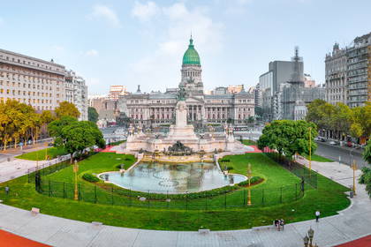 Panoramiczny widok na Pałac Kongresu Narodowego w Buenos Aires.