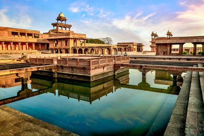 Fatehpur Sikri, Indie. Kamienny budynek odbija się w wodzie.