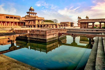 Budynki z czerwonego piaskowca w Fatehpur Sikri w Indiach, odbijające się w wodzie.