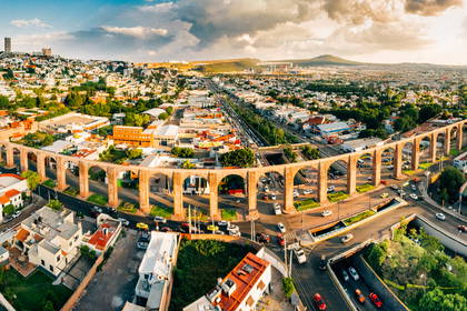 Panorama akweduktu w Santiago de Querétaro w Meksyku.