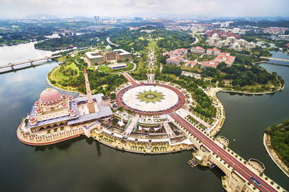 Meczet Putra w Putrajaya, Malezja, widziany z lotu ptaka.