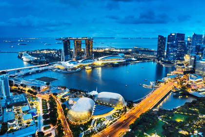 Nocny widok na panoramę Singapuru z Marina Bay Sands.