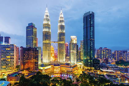 Panorama Kuala Lumpur nocą z widokiem na Petronas Towers.