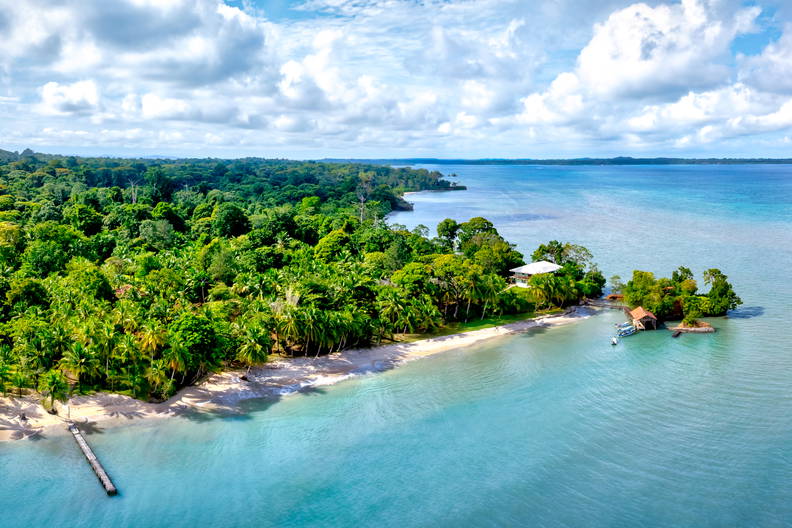 Tropikalna wyspa z dżunglą i turkusową wodą.