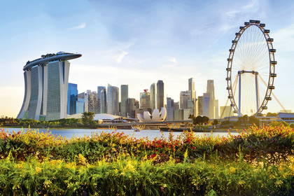 Panorama Singapuru z kompleksem Marina Bay Sands i diabelskim młynem Singapore Flyer.