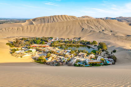 Oaza Huacachina w Peru otoczona wydmami (widok z góry).