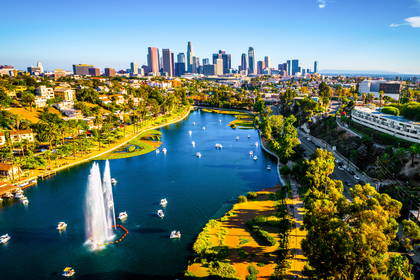 Panorama Los Angeles z jeziorem Echo Park na pierwszym planie.