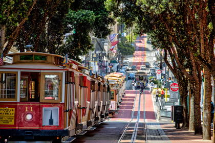 Ulica w San Francisco i wagony kolejki linowej.