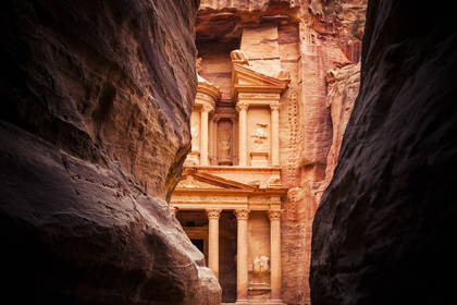 Skarbiec w Petrze wyłania się zza wąwozu.