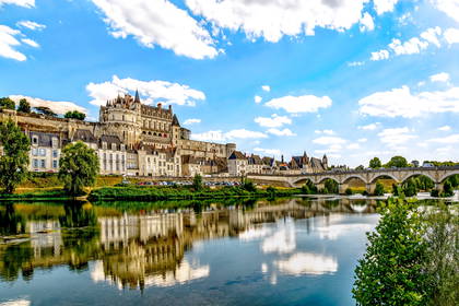 Panorama Zamku Amboise nad Loarą w słoneczny dzień.