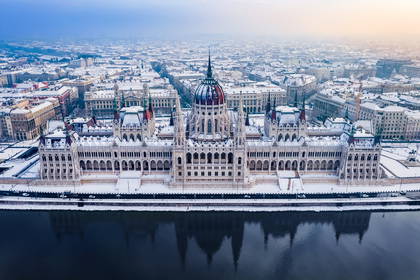 Zimowy widok na budynek Parlamentu w Budapeszcie.