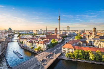 Panorama Berlina z wieżą telewizyjną nad rzeką.