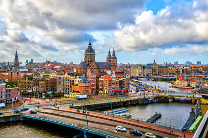 Panorama Amsterdamu z Bazyliką św. Mikołaja i kanałami.