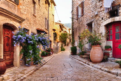 Ulica w Saint-Paul-de-Vence, średniowiecznym miasteczku we Francji.