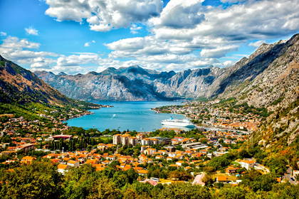 Kotor w Czarnogórze: widok na miasto, zatokę i góry.