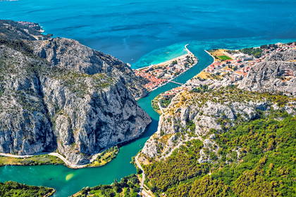 Panorama miasta Omiš w Chorwacji, leżącego u ujścia rzeki Cetina do Adriatyku.