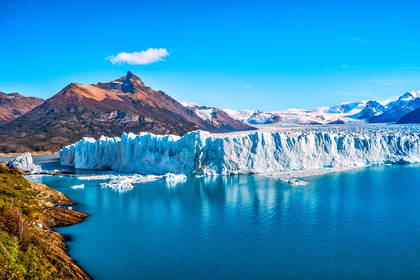 Lodowiec Perito Moreno na tle gór i błękitnego nieba.