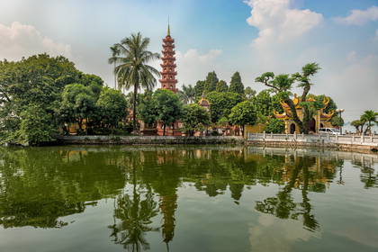 Pagoda Tran Quoc w Hanoi odbija się w tafli wody.