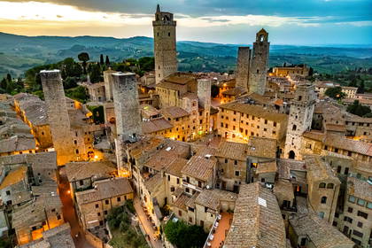 Panorama San Gimignano o zmierzchu.
