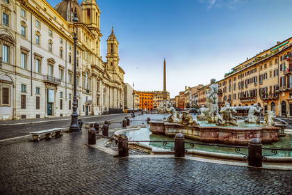 Plac Navona w Rzymie z fontanną i obeliskiem.