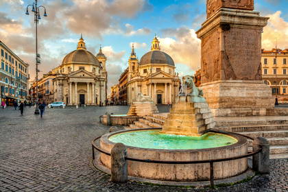 Piazza del Popolo w Rzymie z fontanną i obeliskiem pośrodku.