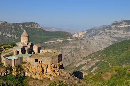 Klasztor Tatew w Armenii na tle górskiego krajobrazu.