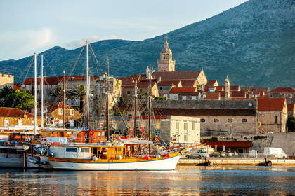Widok na miasto Korčula w Chorwacji i łodzie w porcie.
