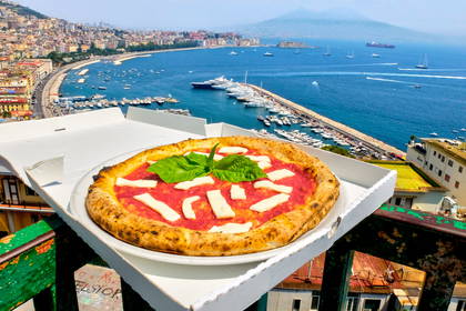 Pizza margherita z widokiem na Neapol i morze.