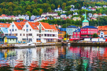 Kolorowe budynki Bryggen w Bergen, Norwegia, odbite w wodzie.