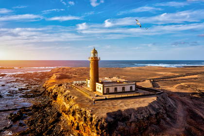 Latarnia morska Faro de Punta Jandía na klifie (widok z lotu ptaka).