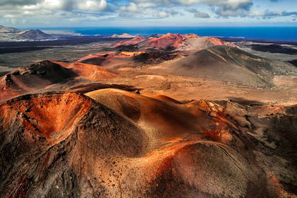 Krajobraz wulkaniczny w Parku Narodowym Timanfaya na Lanzarote.