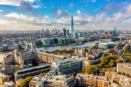 Panorama Londynu z Tower Bridge i wieżowcem The Shard w tle.